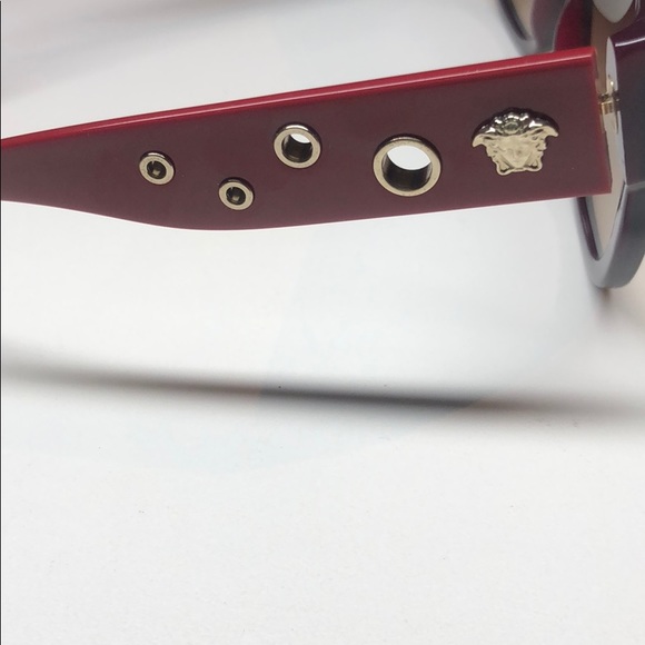 Versace sunglasses used, still n great condition - Picture 4 of 4
